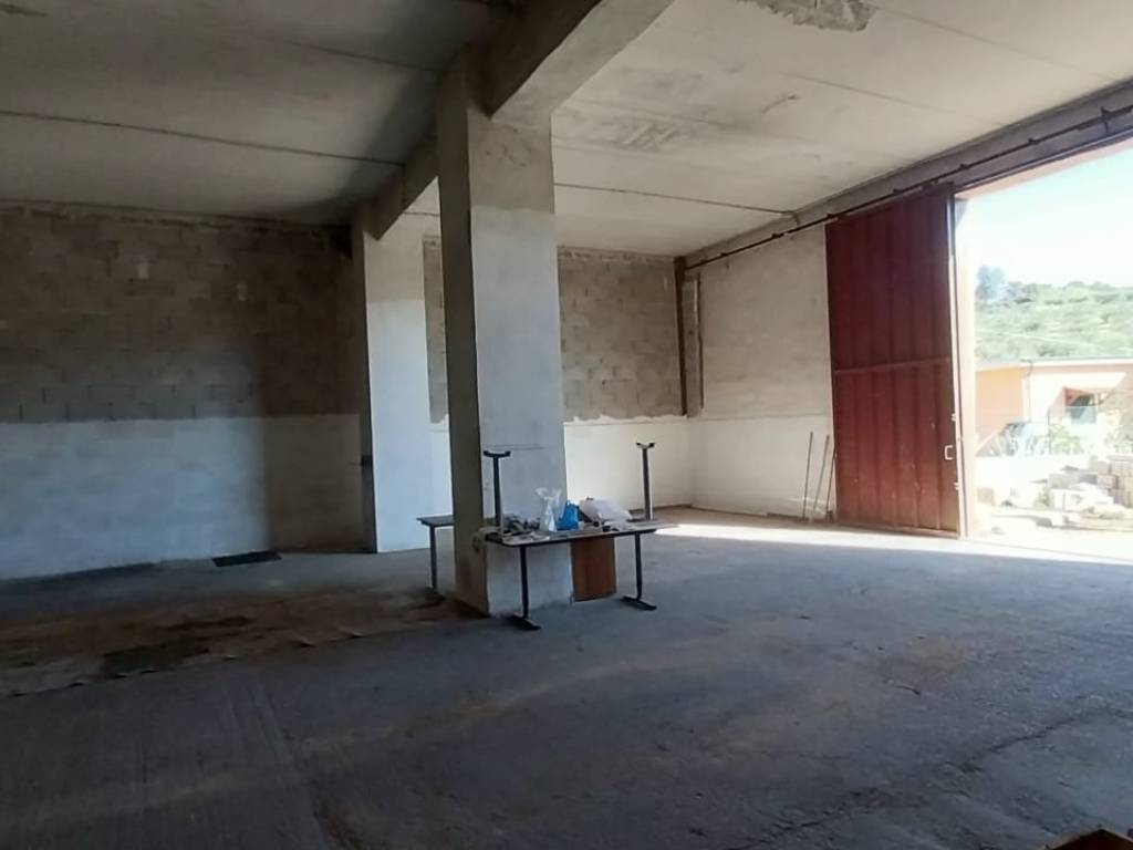 Capannone via luigi settembrini 85, fonte nuova