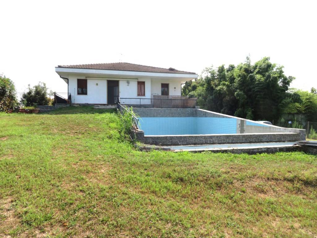 Villa unifamiliare, ottimo stato, 300 m², cameri