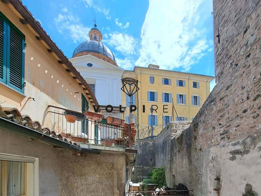 Trilocale via delle terme, centro storico, spoleto