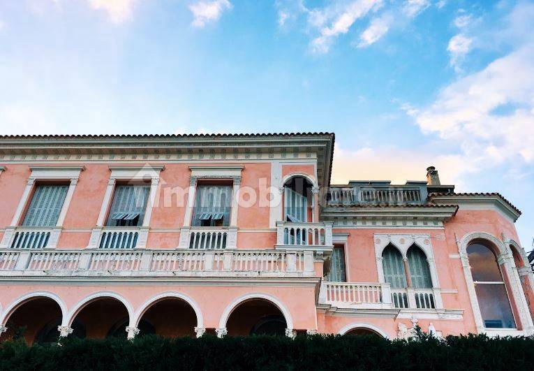 Palazzo - Edificio in vendita a Roma