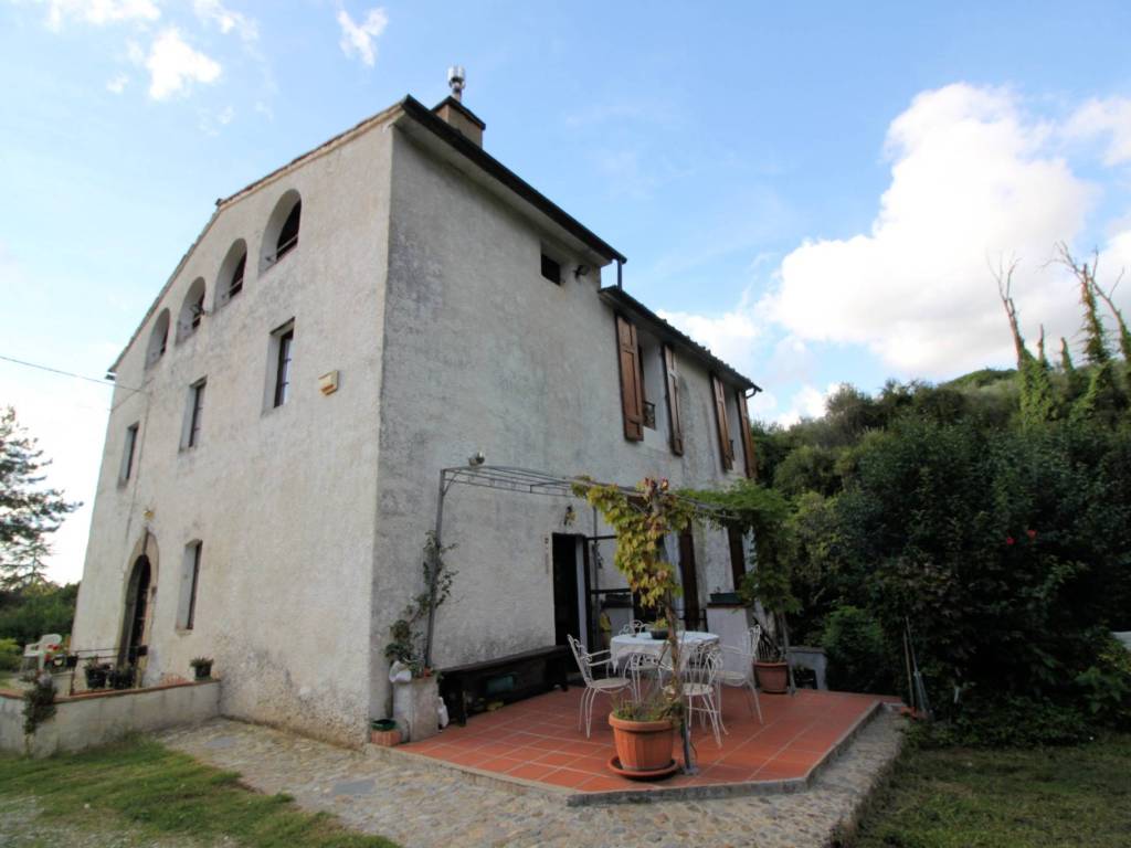 Rustico via san lorenzo, calci