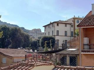 Frascati centrale appartamento balconato con ascen