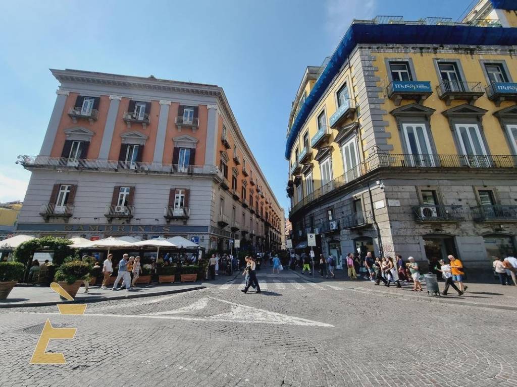 Locale commerciale via chiaia 37, monte di dio, napoli