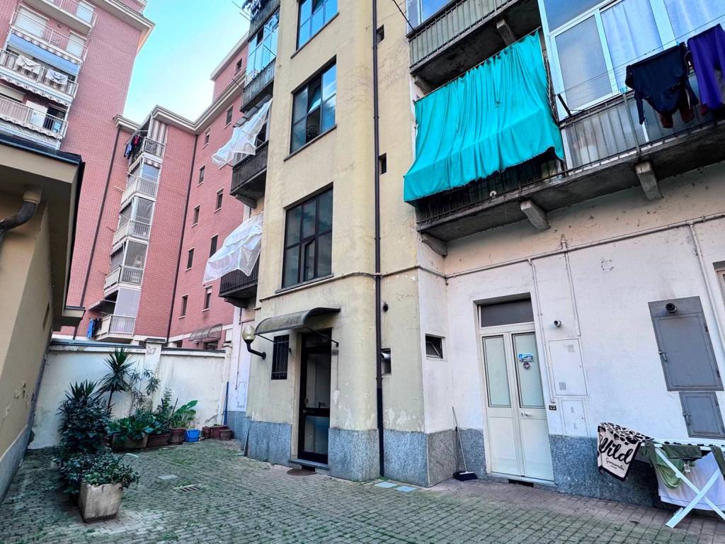 Rent Apartment Turin. 2room flat in via Verolengo 42. Good condition