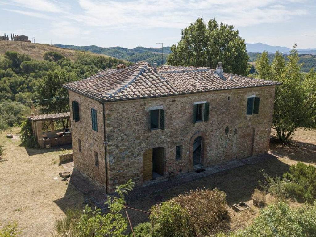 Rustico, da ristrutturare, 475 m², centro, asciano