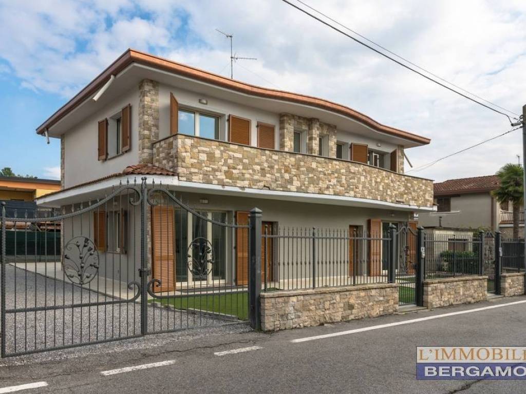 Villa unifamiliare, ottimo stato, 325 m², centro, brembate