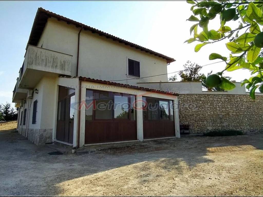 Villa unifamiliare, buono stato, 200 m², naro