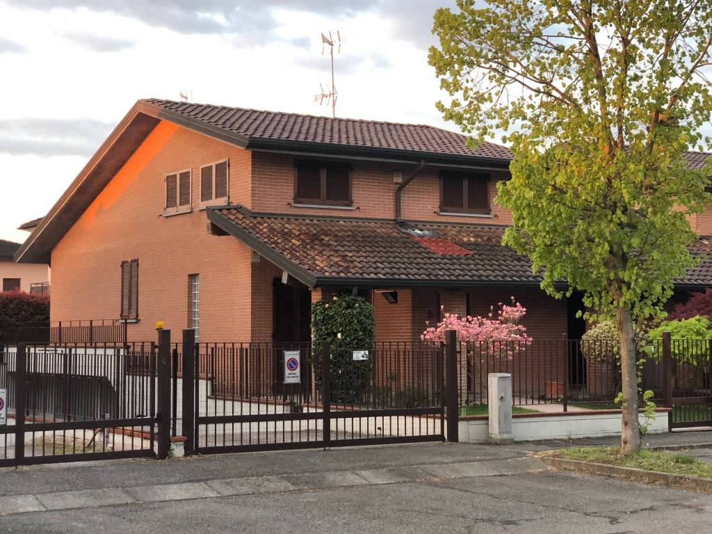 Villa bifamiliare viale isonzo 17, centro, zeccone