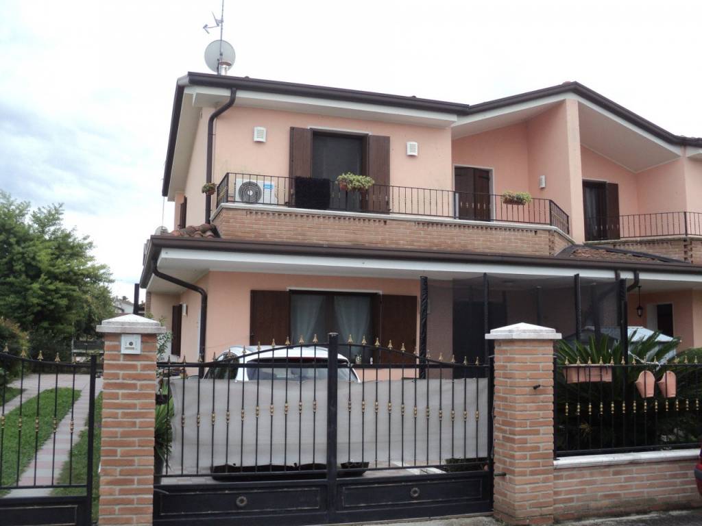 Villa a schiera via trattati di roma, lagosanto