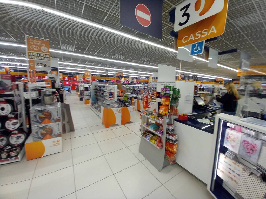 Locale commerciale via nicola abbagnano, borgo molino, portone, senigallia