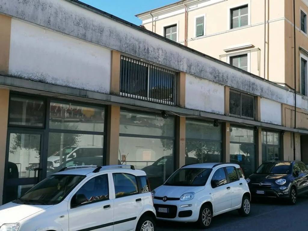 Locale commerciale via cavour, 1 /d, centro, carrara