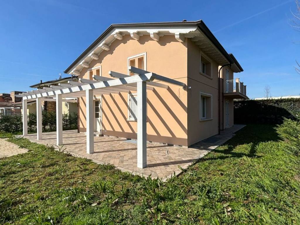 Villa unifamiliare via monginevro 21, pietrasanta