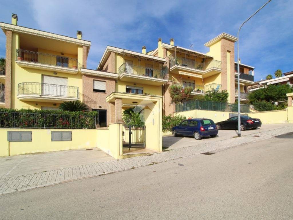 Trilocale via san pietro 3, centro, grottammare