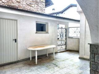 Cortile con porta garage