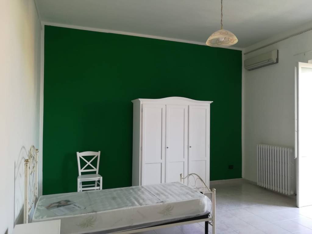 Stanza singola via basento 9, lecce
