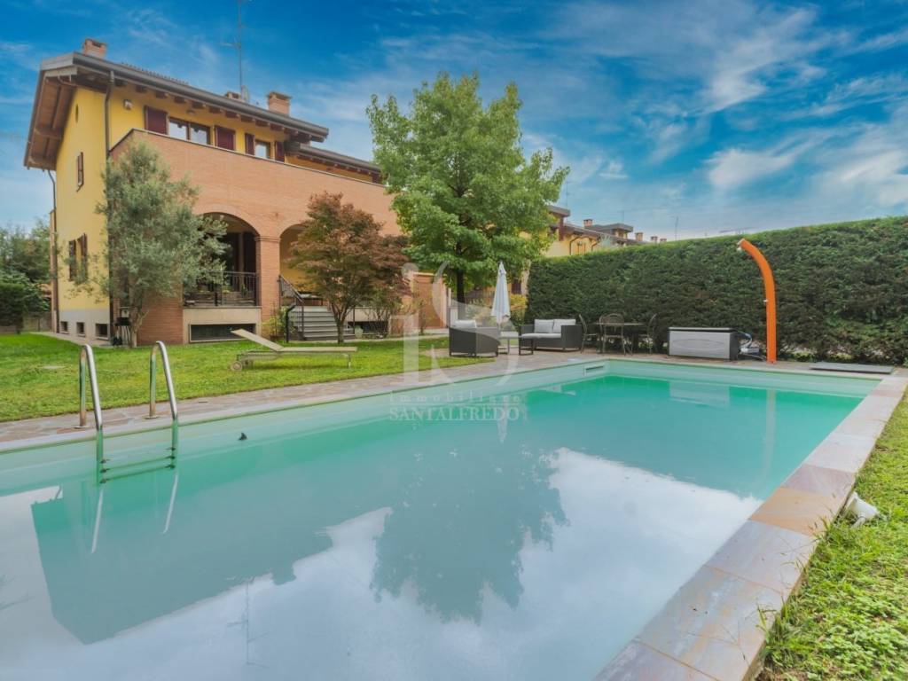 Villa con Piscina in Vendita a Brugherio