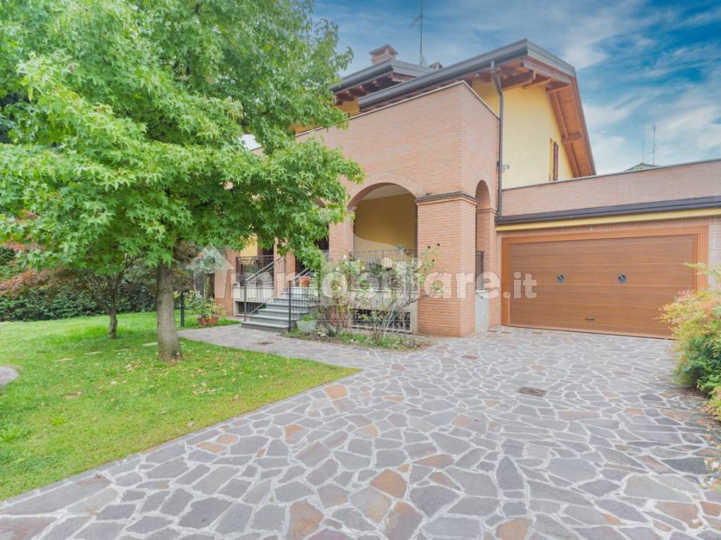 Villa con Piscina in Vendita a Brugherio