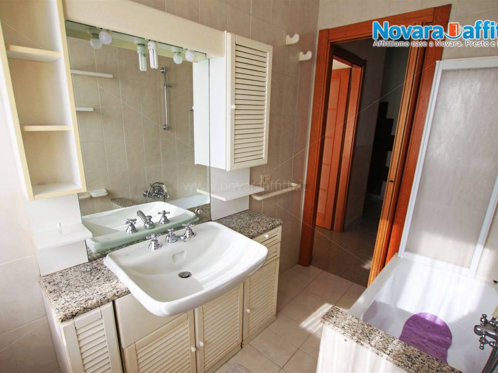Rent Apartment Novara. 3room flat in via Luciano Garzulano. Good