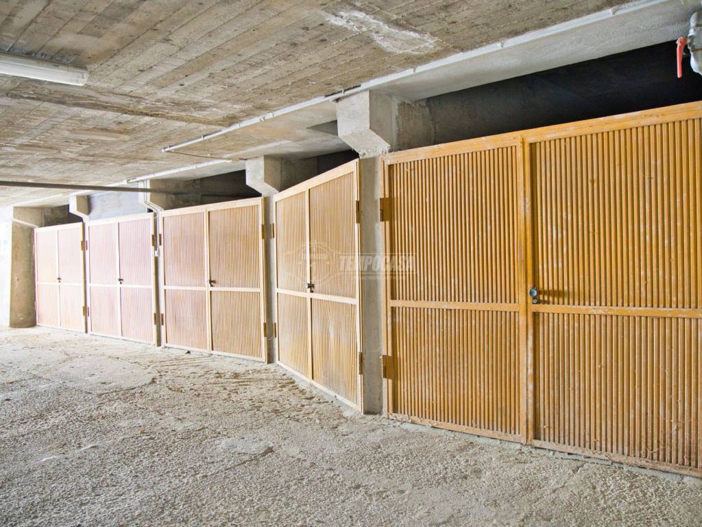 Garage - box via g. giovenone, centro, vercelli