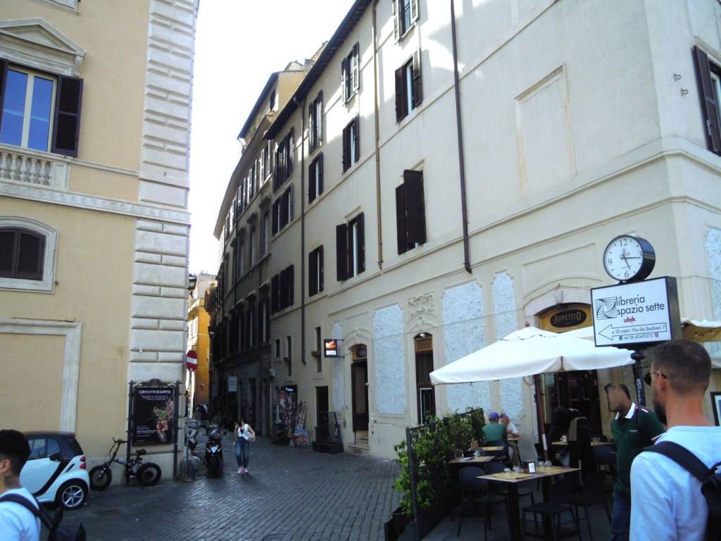 Locale commerciale via dei barbieri, largo argentina, roma