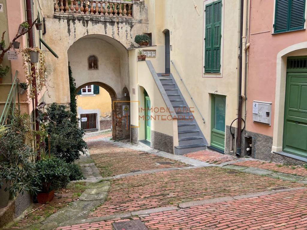 Trilocale ottimo stato, su più livelli, centro storico, sant'ampelio, bordighera