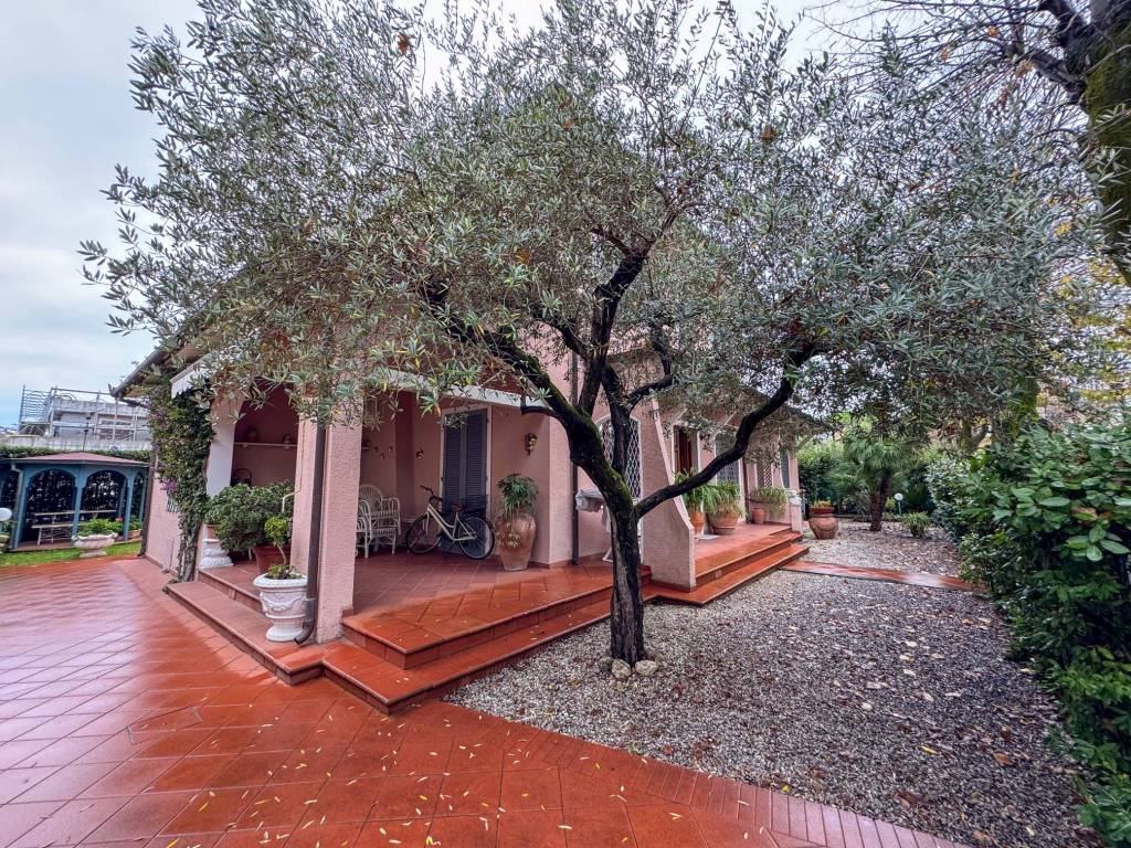 Villa unifamiliare via amilcare ponchielli, centro, forte dei marmi