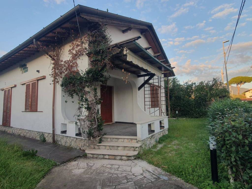 Villa unifamiliare, da ristrutturare, 150 m², pietrasanta