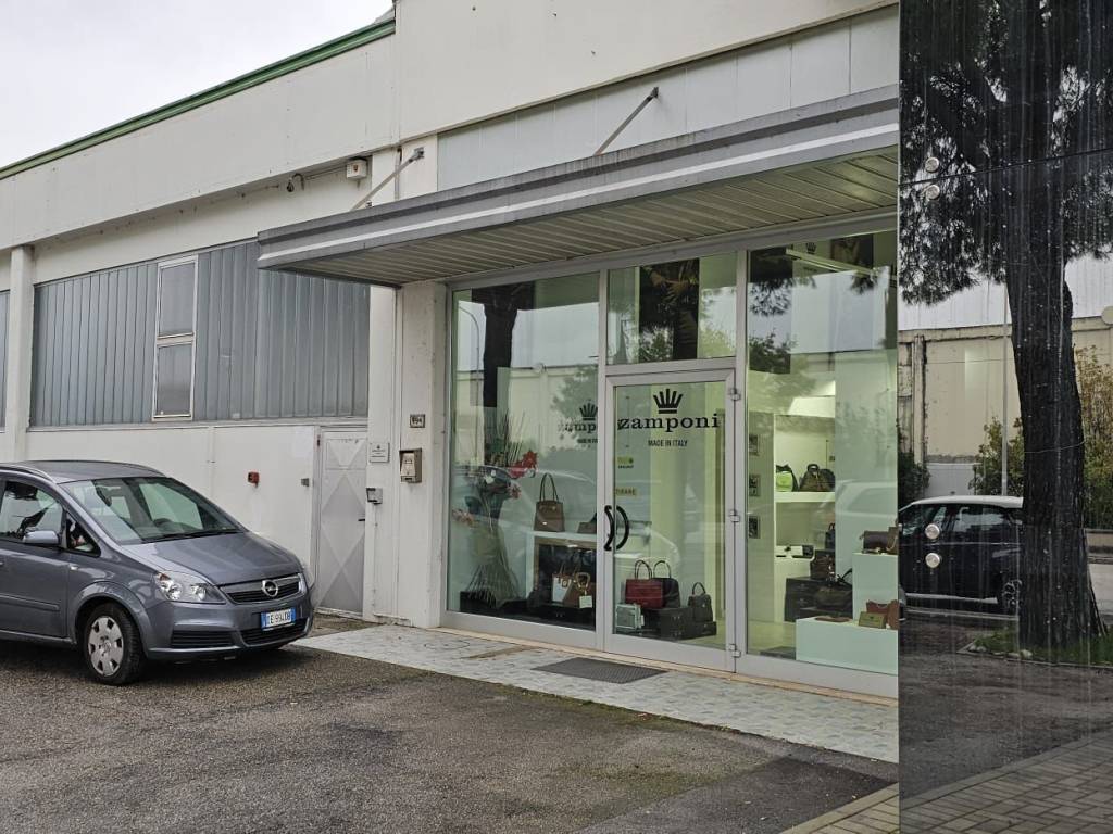 Attività commerciale con laboratorio via giambattista velluti 9, piediripa, macerata