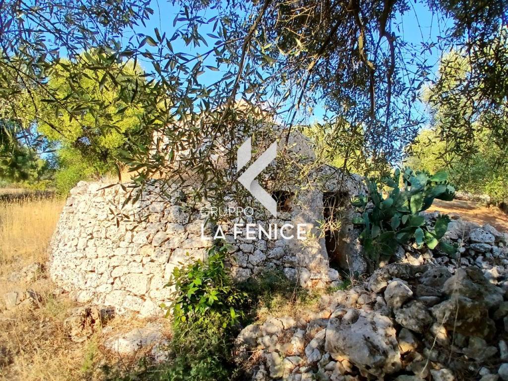 Trullo contrada vallegna, campanile, fumarola, cavalleriza, ostuni