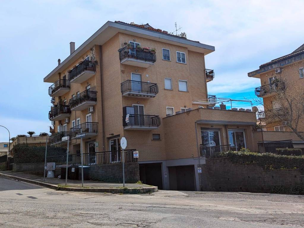 Magazzino - deposito strada comunale di montegiove 19, centro, genzano di roma