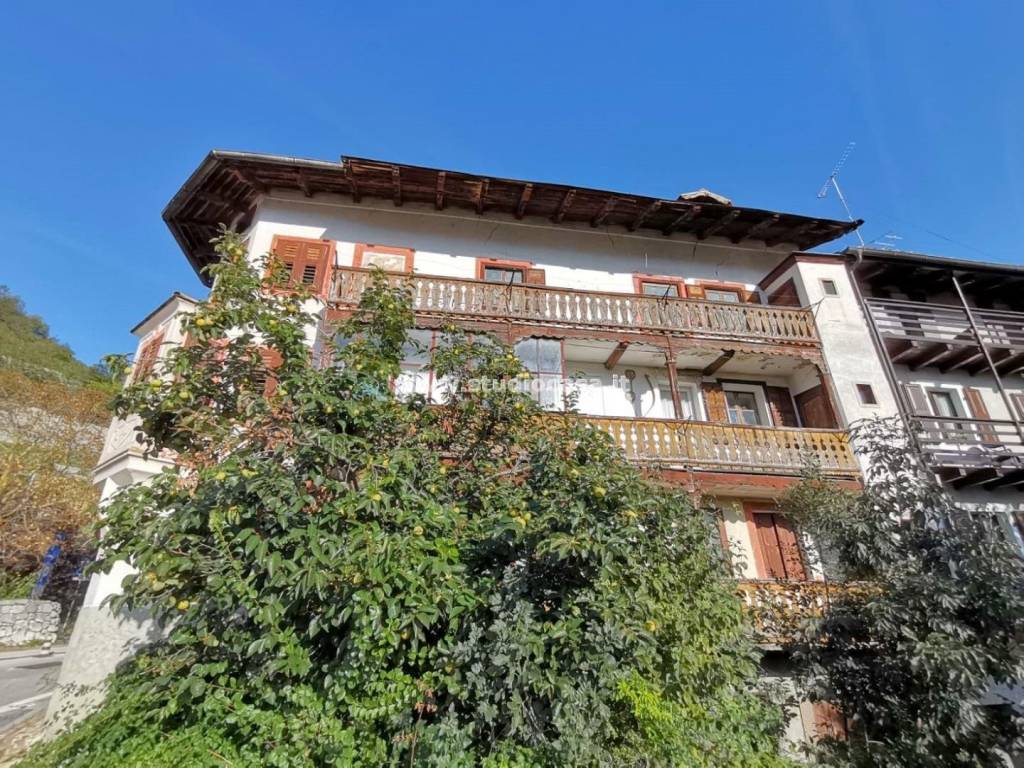 Villa plurifamiliare, da ristrutturare, 220 m², noriglio, collina est, rovereto