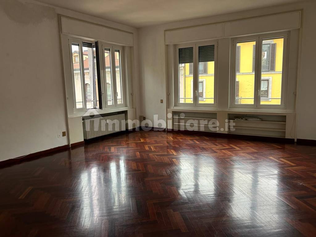 Affitto Appartamento Milano. Quadrilocale in via dei Piatti 1. Buono ...