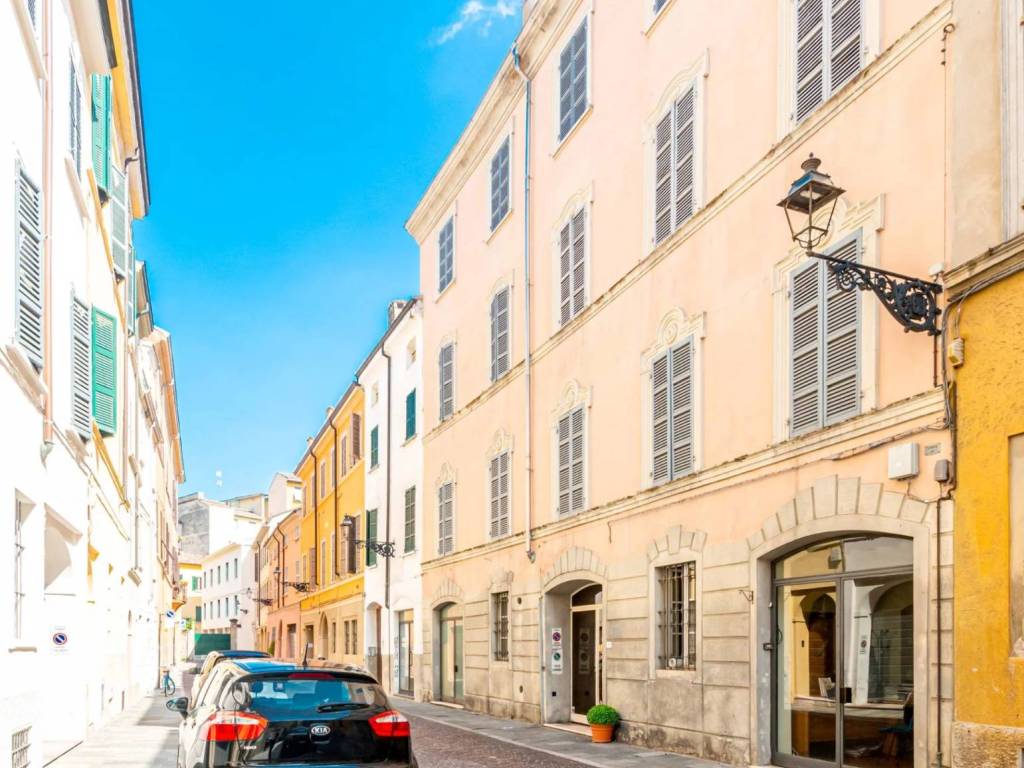 Locale commerciale borgo scacchini, centro storico, parma