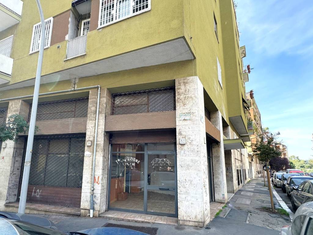 Locale commerciale via lidia 32/34, appio latino, roma