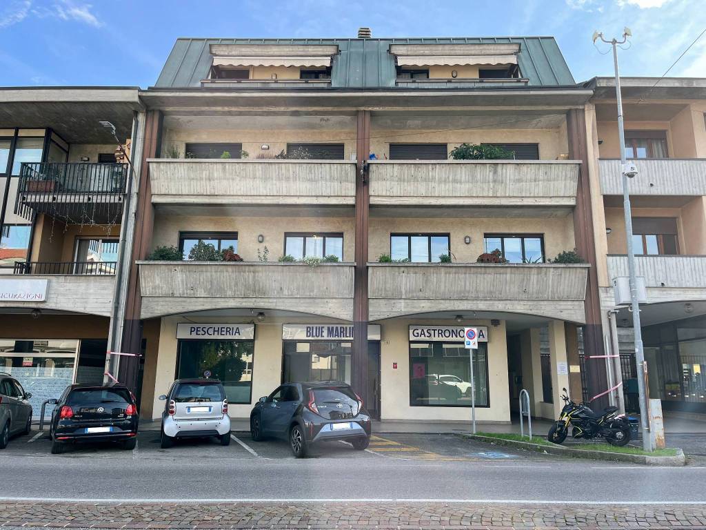 Locale commerciale via piave 72, centro, azzate