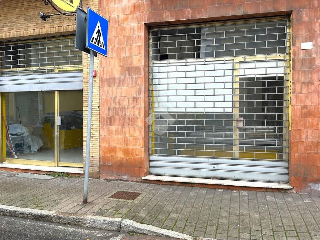 Locale commerciale via Ovada 29, Novi Ligure, Rif. 115903765 -  Immobiliare.it