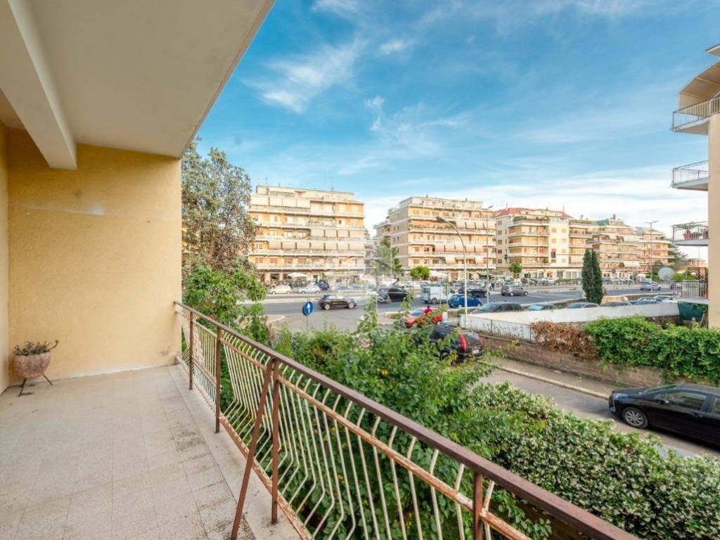 Vendita Appartamento in via della Pineta Sacchetti. Roma. Da ristrutturare,  primo piano, posto auto, con balcone, riscaldamento centralizzato, rif.  115919091