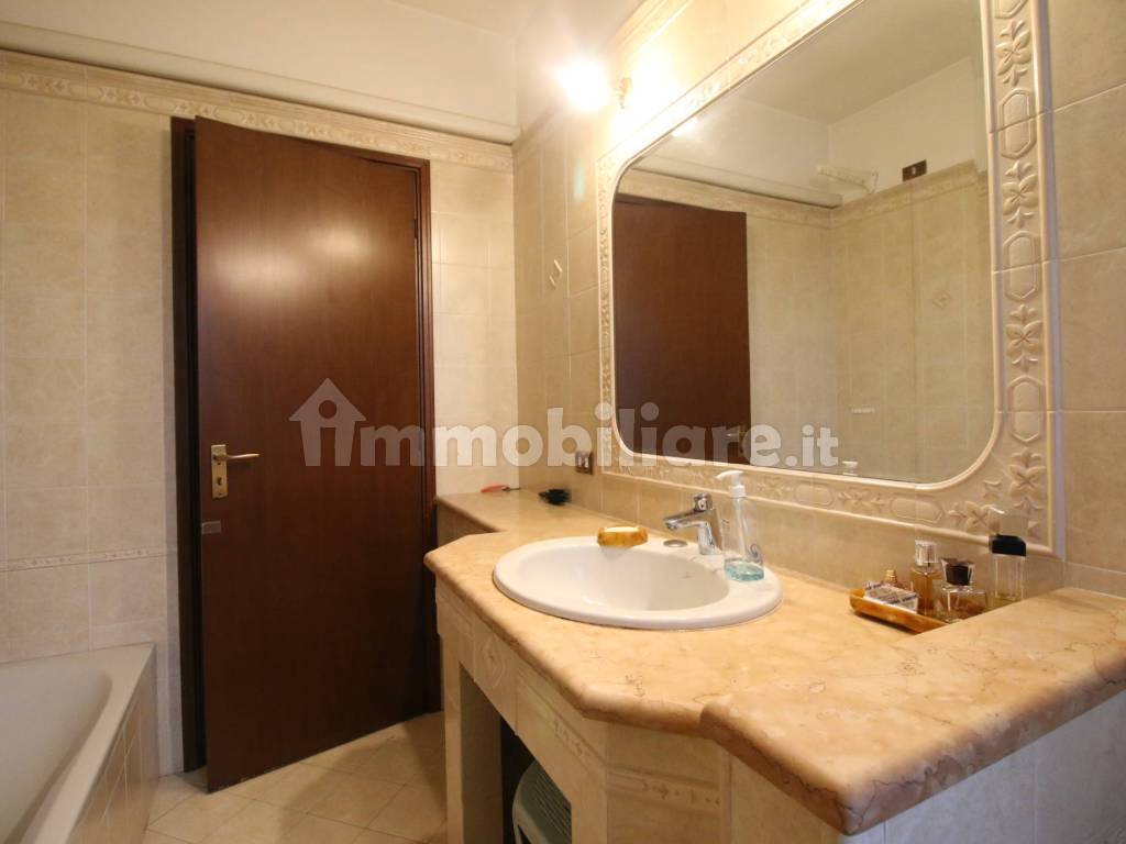 Vendita Appartamento Caronno Pertusella. Quadrilocale in via Pio XI 60.  Buono stato, primo piano, posto auto, con terrazza, riscaldamento autonomo,  rif. 115942117