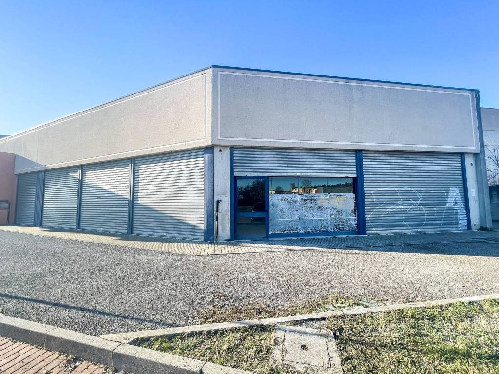 Locale commerciale via giuseppe mazzini 105, centro, castiglione delle stiviere