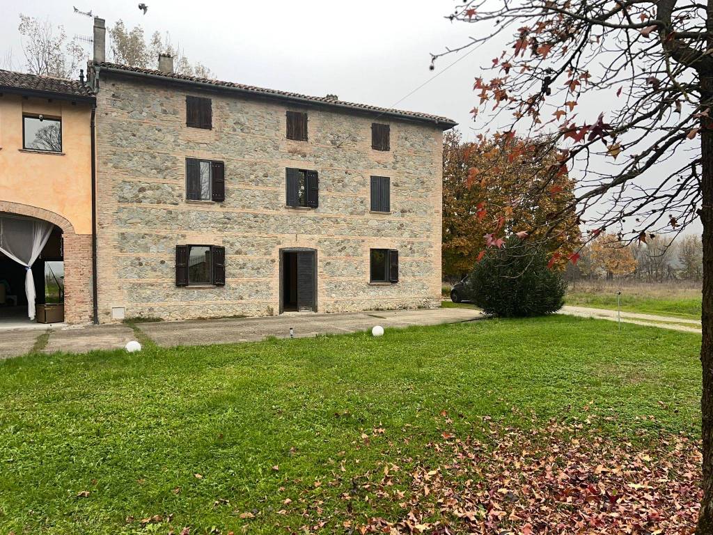 Rustico strada chiaviche 120, vigatto, parma