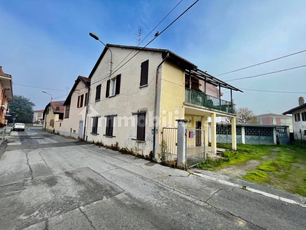 Vendita Appartamento Genola Trilocale In Via San Michele Buono Stato vendita-appartamento-genola-trilocale-in-via-san-michele-buono-stato