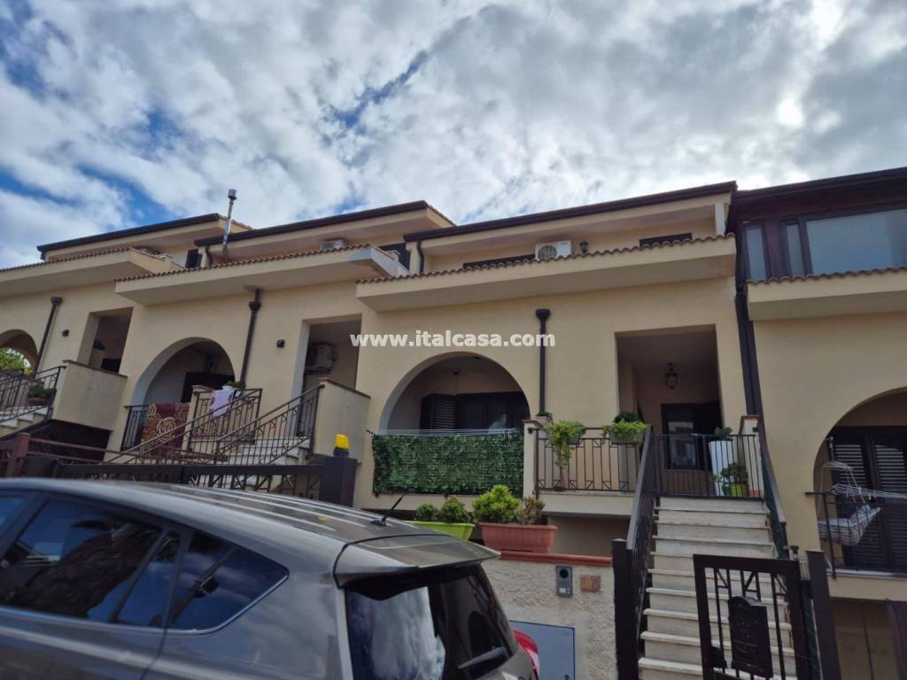 Villa a schiera via galles, tufolo, farina, crotone