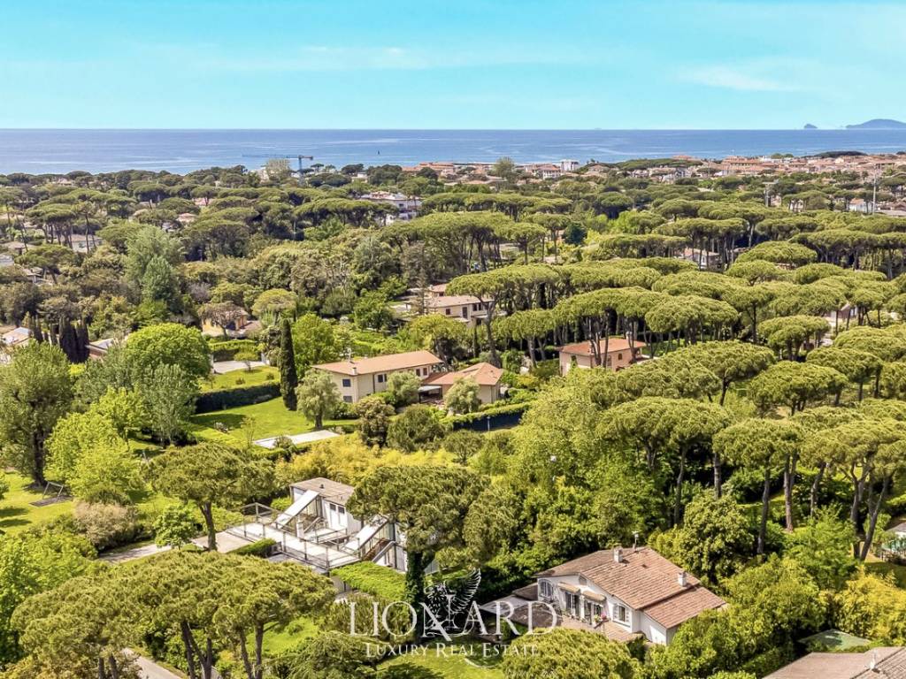 Villa unifamiliare, nuova, 435 m², roma imperiale, forte dei marmi