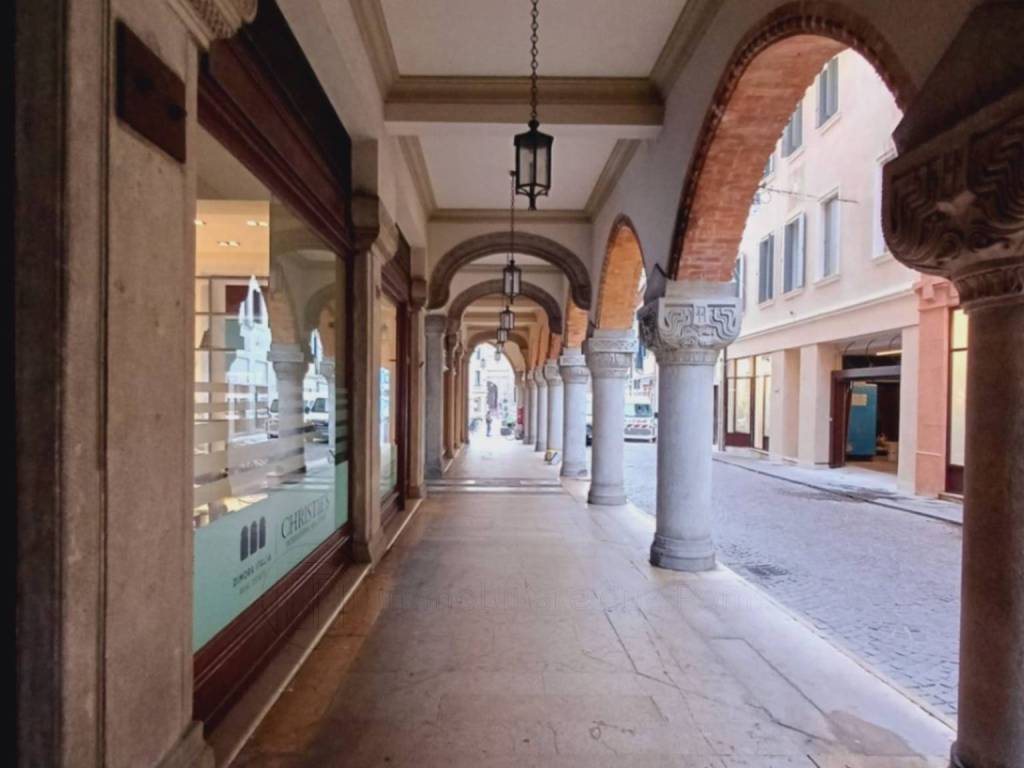 Attività commerciale, piazza dei signori, treviso