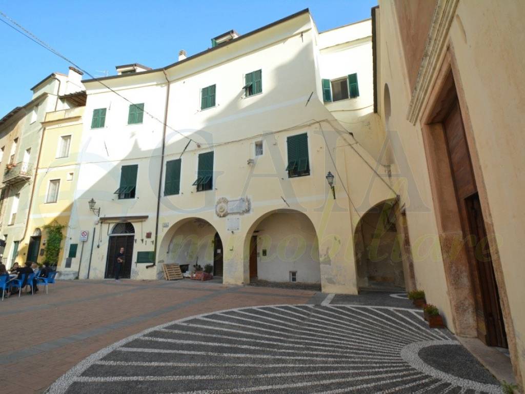 Locale commerciale con laboratorio piazza san martino 3, centro, toirano