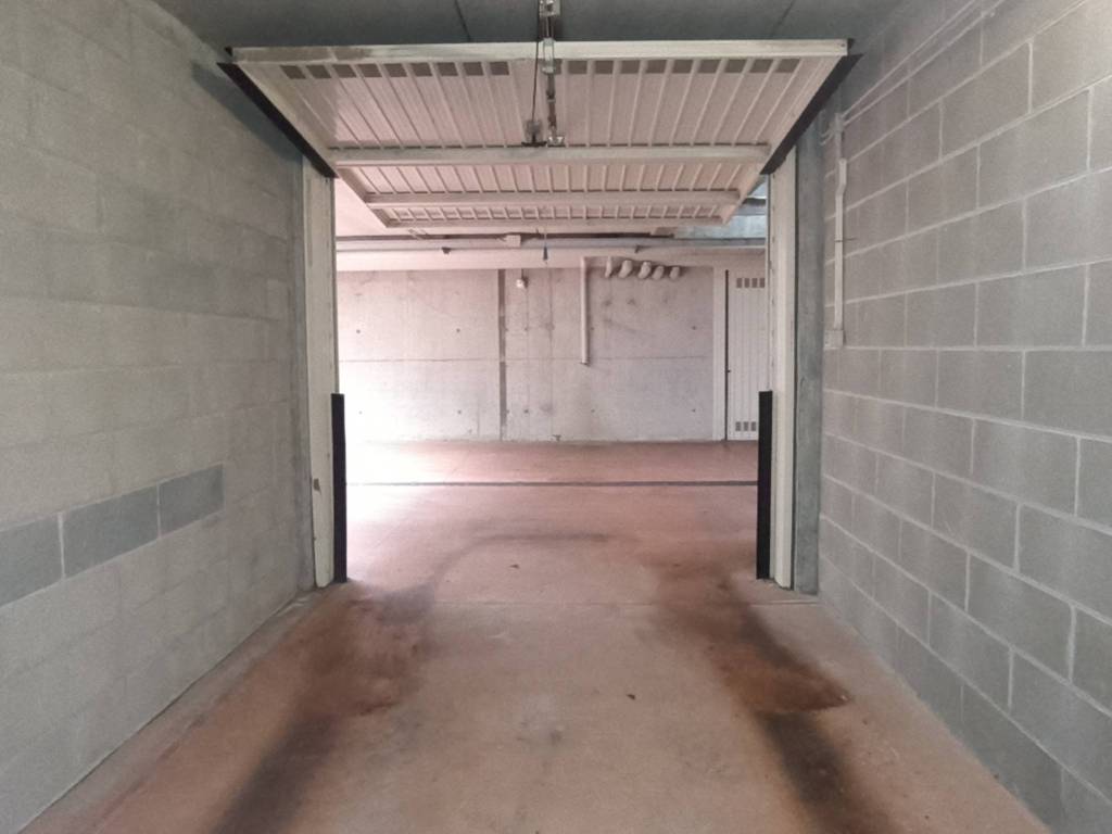 Garage - box via giuseppe ungaretti 4, cusago