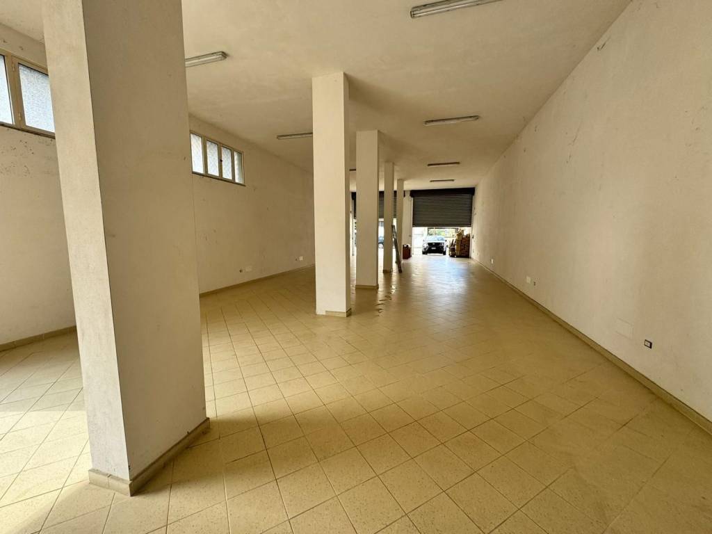 Attività commerciale con laboratorio via sandro pertini, vena, ionadi
