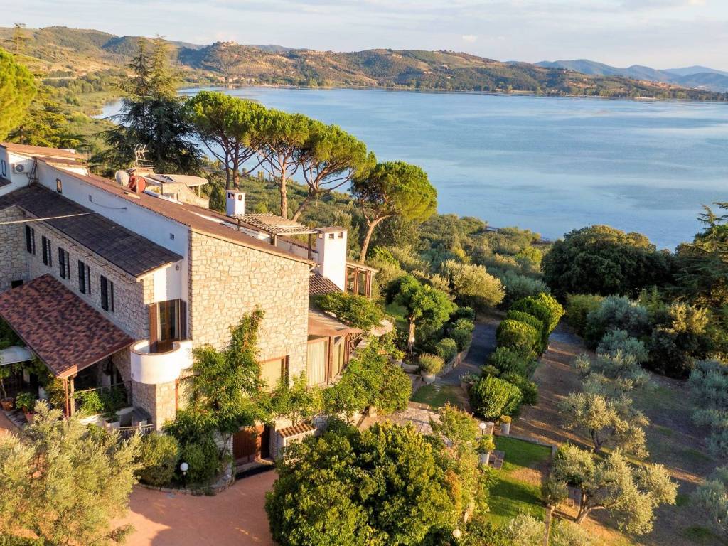 Appartamento in villa via san donato 23, passignano sul trasimeno