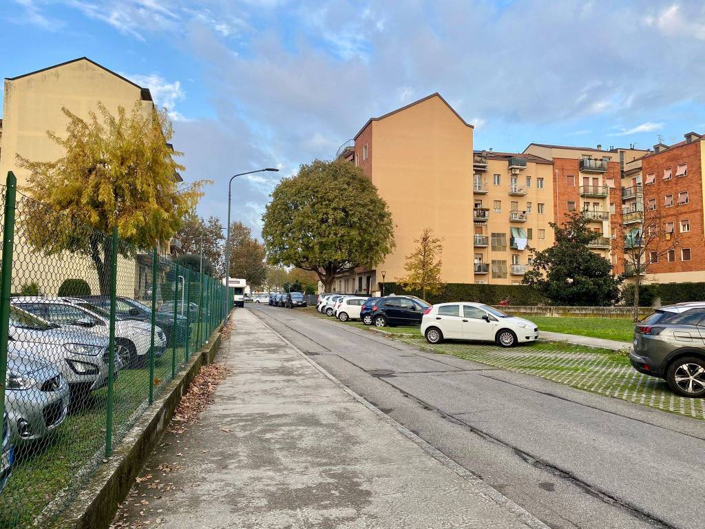 Magazzino - deposito via adolfo mutti, porta milano, brescia