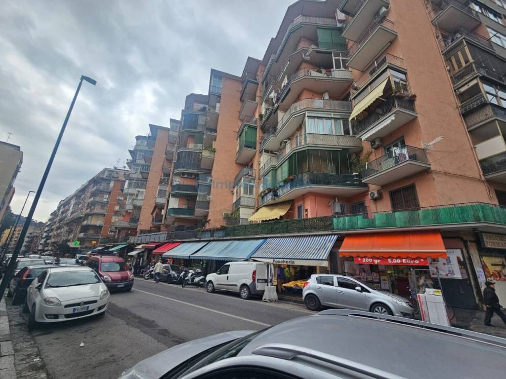 Attività commerciale viale cavalleggeri, fuorigrotta, napoli